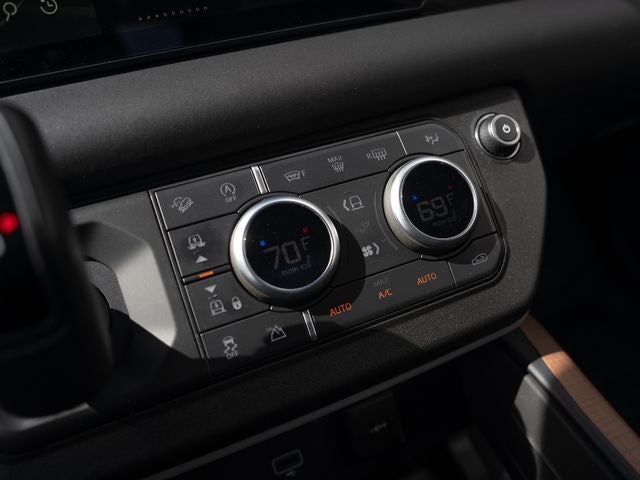 2024 Land Rover Defender SE