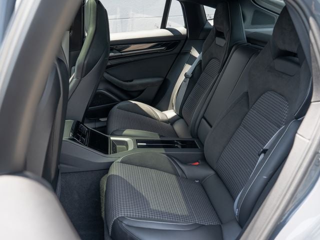 2025 Porsche Panamera 4