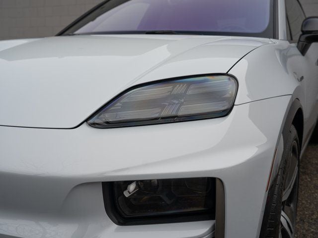 2025 Porsche Macan Turbo