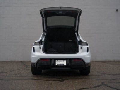 2025 Porsche Macan Turbo