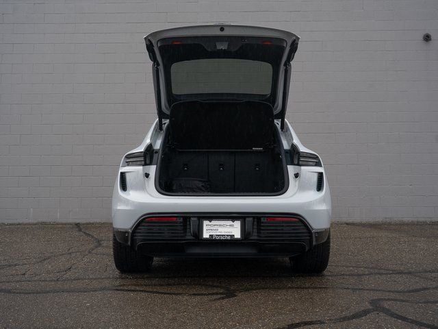 2025 Porsche Macan Turbo