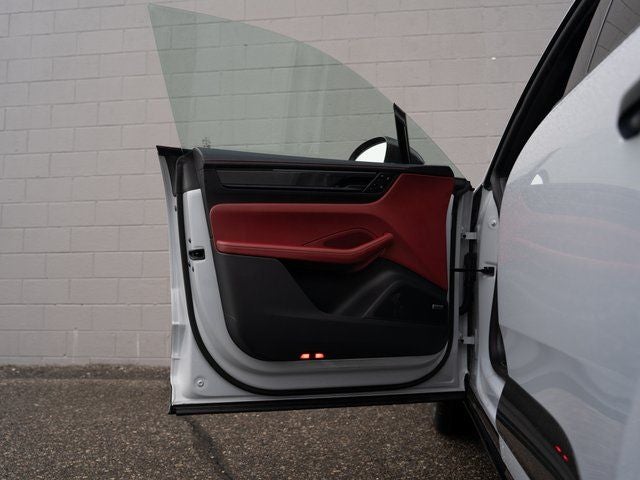 2025 Porsche Macan Turbo