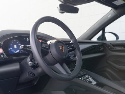 2025 Porsche Macan RWD